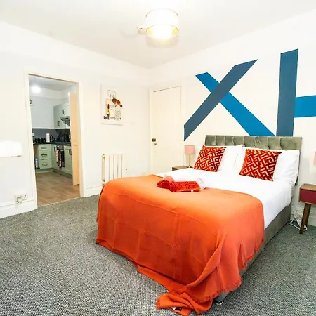 Bright Medway Studio Flat Opposite Chatham Station Exterior photo