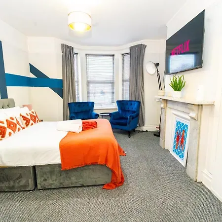 Bright Medway Studio Flat Opposite Chatham Station Exterior photo