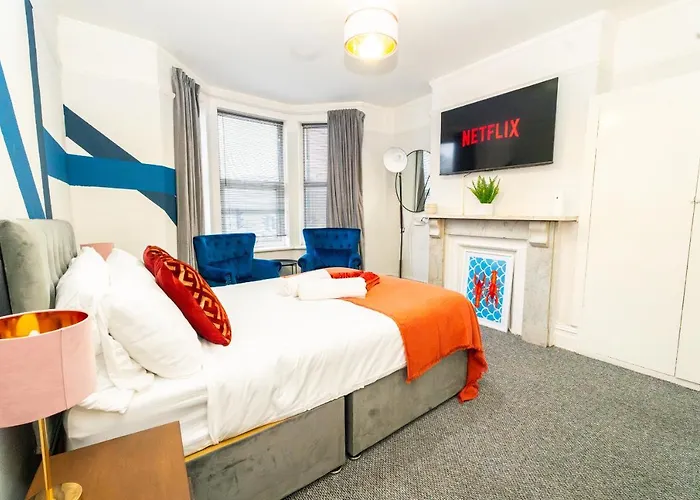 Bright Medway Studio Flat Opposite Chatham Station