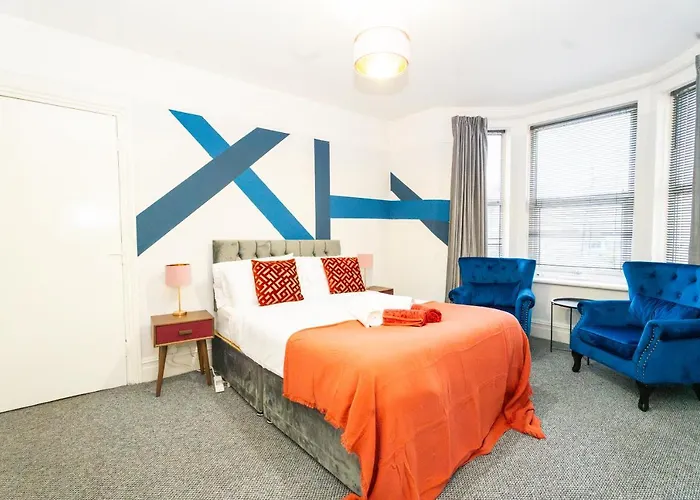 Bright Medway Studio Flat Opposite Chatham Station