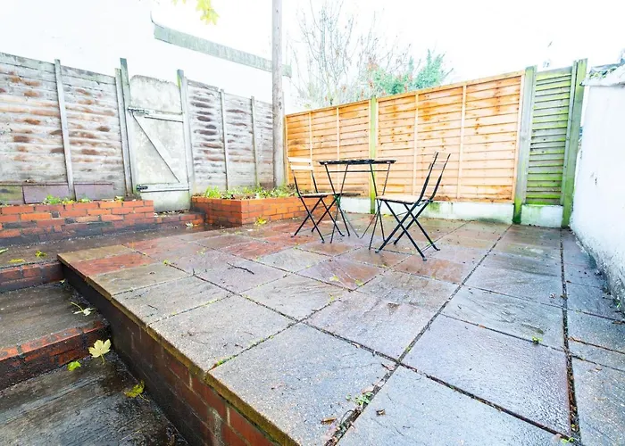 Bright Medway Studio Flat Opposite Chatham Station