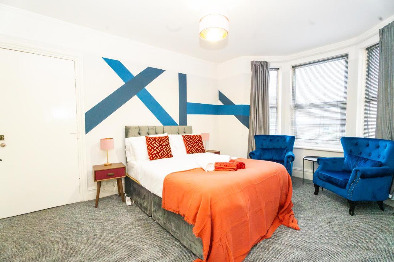Bright Medway Flat Opposite Chatham Station Apartment Chatham (Kent)