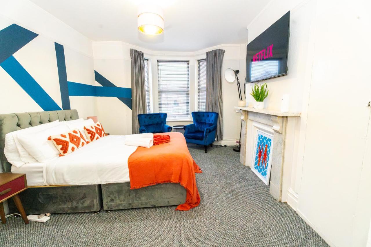 Apartment Bright Medway Flat Opposite Chatham Station