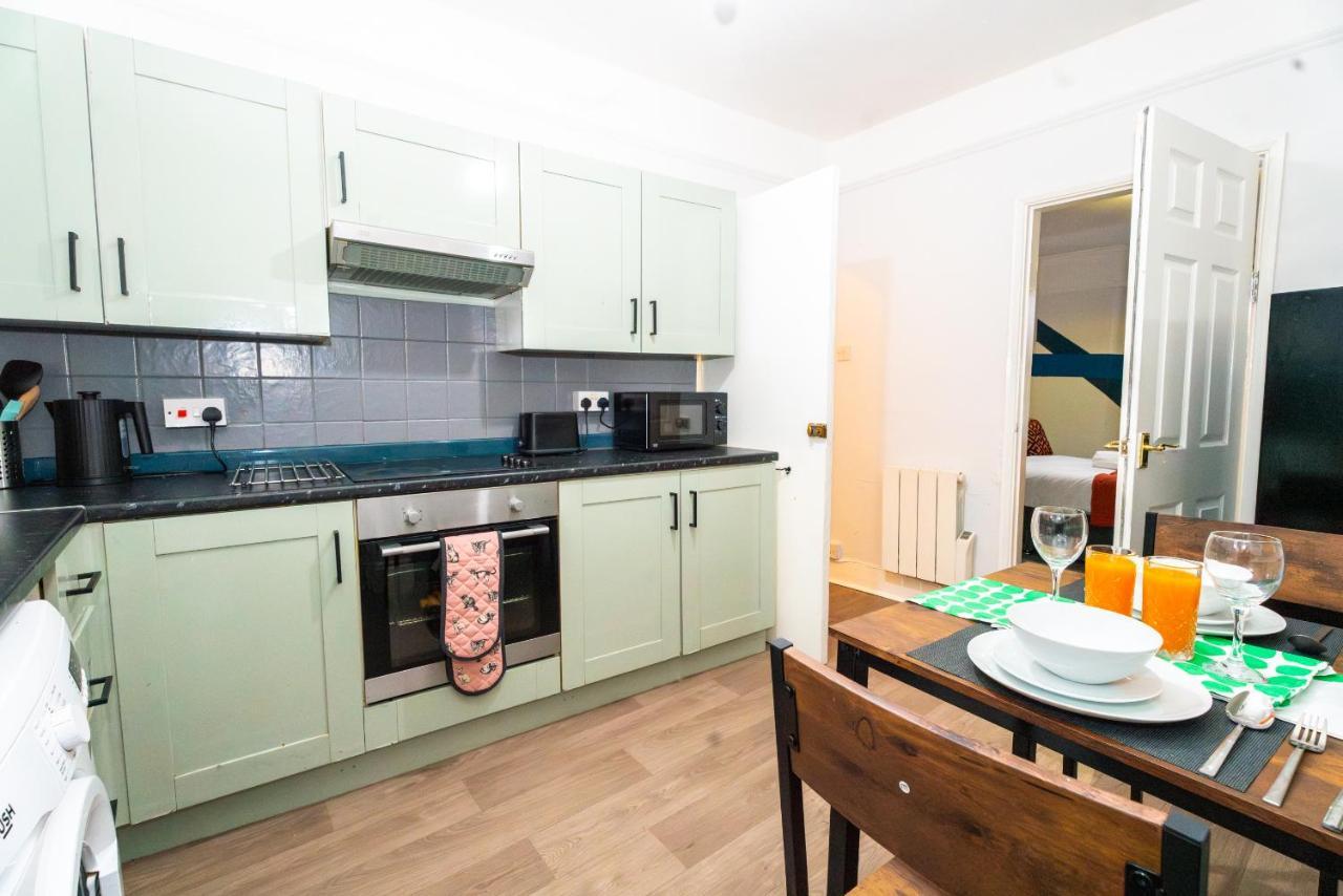 Bright Medway Flat Opposite Chatham Station Apartment Chatham (Kent)