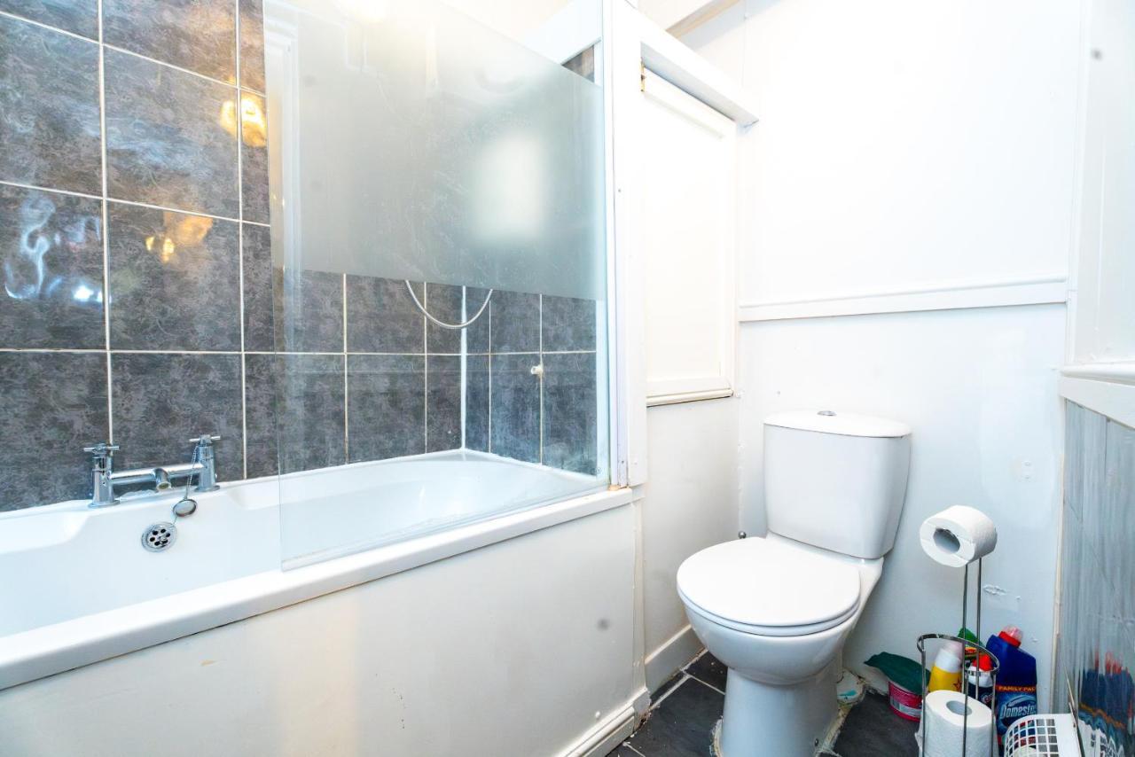 Bright Medway Flat Opposite Chatham Station Apartment Chatham (Kent)