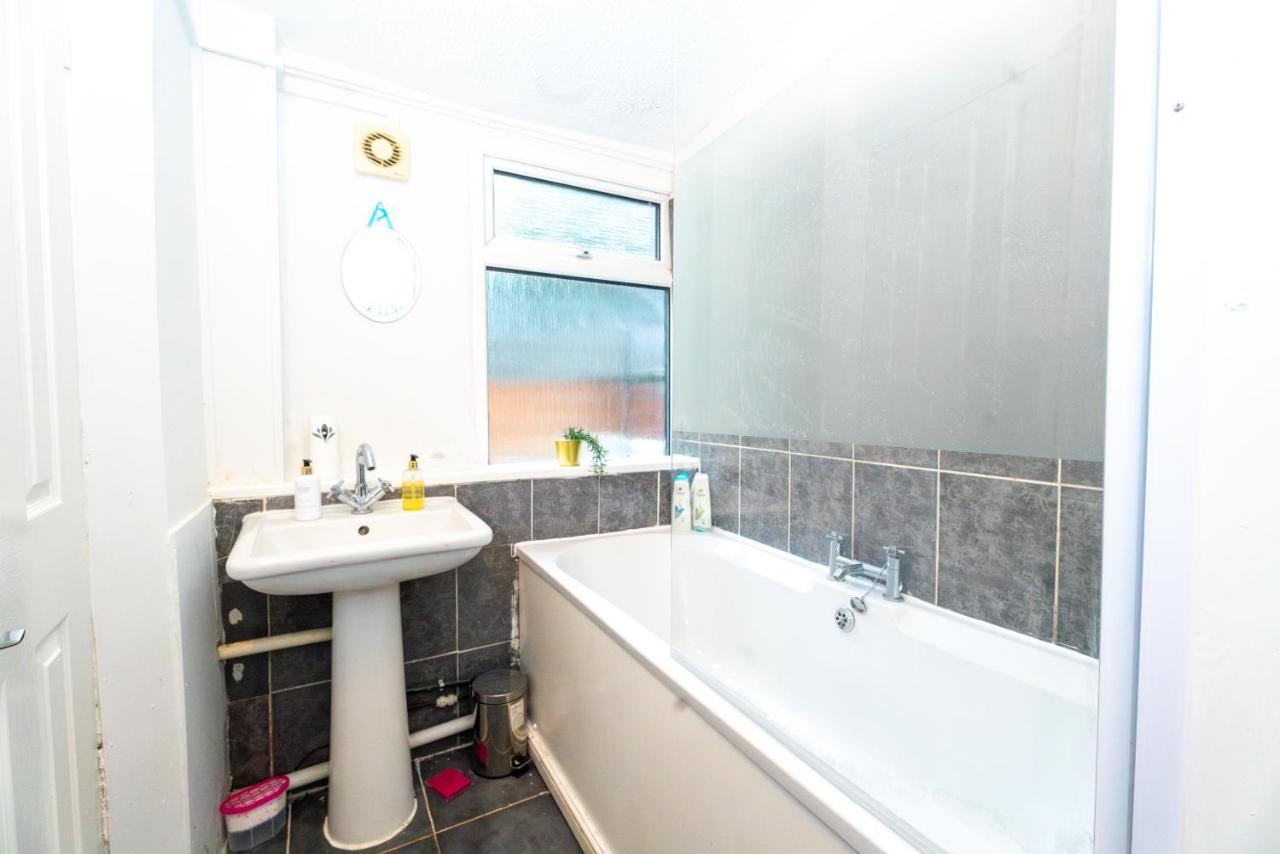 Apartment Bright Medway Flat Opposite Chatham Station