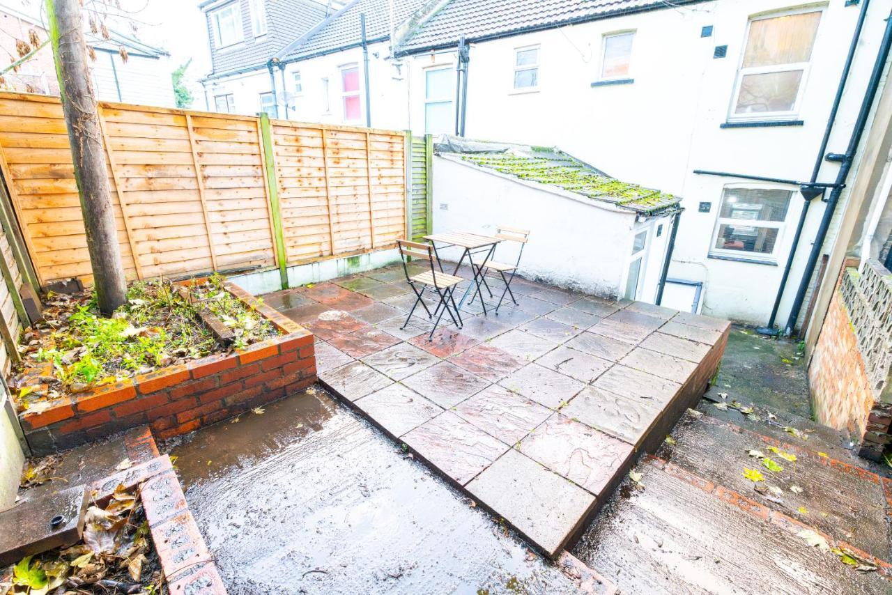 Bright Medway Flat Opposite Chatham Station * Chatham (Kent)