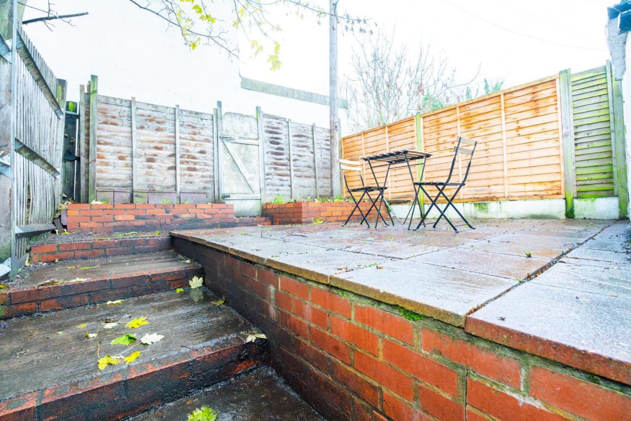 Apartment Bright Medway Flat Opposite Chatham Station *