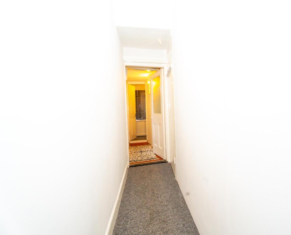 Bright Medway Flat Opposite Chatham Station *