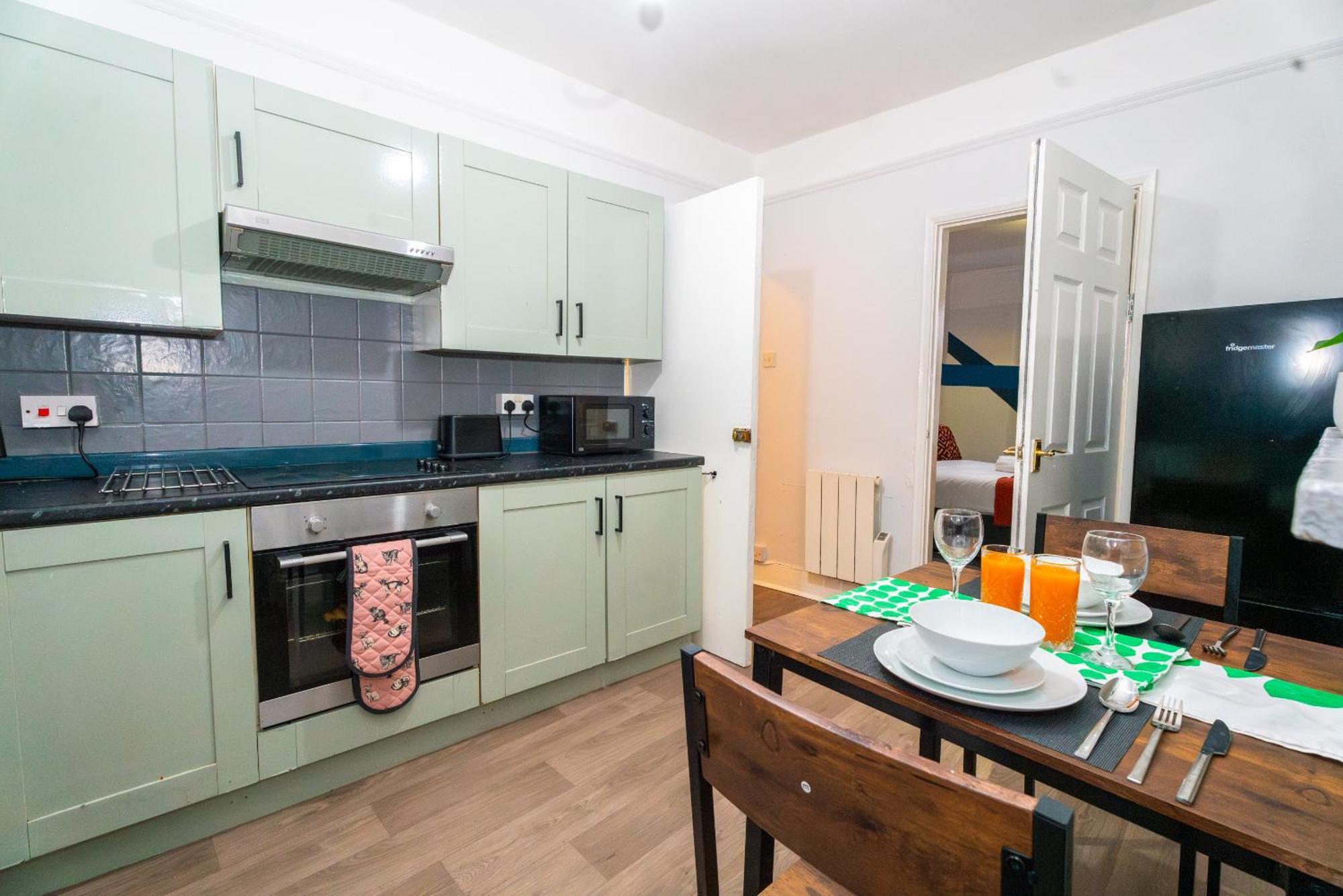 Apartment Bright Medway Flat Opposite Chatham Station